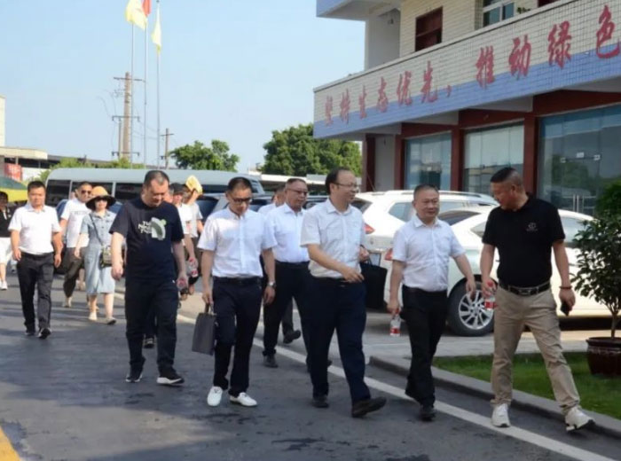叙永县委常委申刚一行莅临南宫体育集团总部基地调研