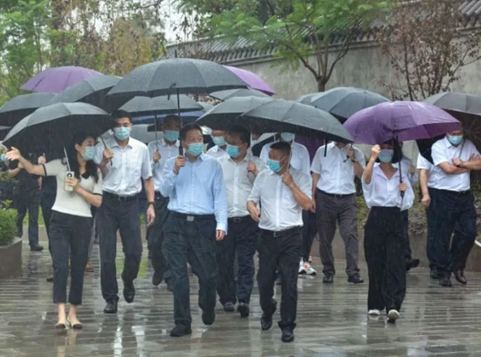 政府关怀｜泸州市委书记杨林兴一行莅临南宫体育集团总部基地调研