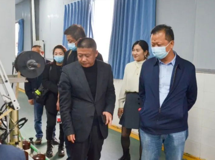 四川全兴酒业领导莅临南宫体育玻璃集团交流